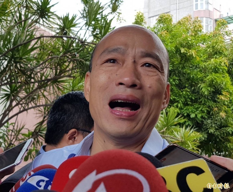 《旺旺中時》艾普羅13日公布民調,國民黨總統參選人韓國瑜在一對一情況下,支持度大輸總統蔡英文12.4%,在蔡韓郭「三腳督」的態勢也是墊底;韓國瑜陣營則表示,民調起起伏伏,尊重各家民調調查,會持續努力爭取選民認同。(資料照) 《旺旺中時》艾普羅13日公布民調,國民黨總統參選人韓國瑜在一對一情況下,支持度大輸總統蔡英文12.4%,在蔡韓郭「三腳督」的態勢也是墊底;韓國瑜陣營則表示,民調起起伏伏,尊重各家民調調查,會持續努力爭取選民認同。(資料照)