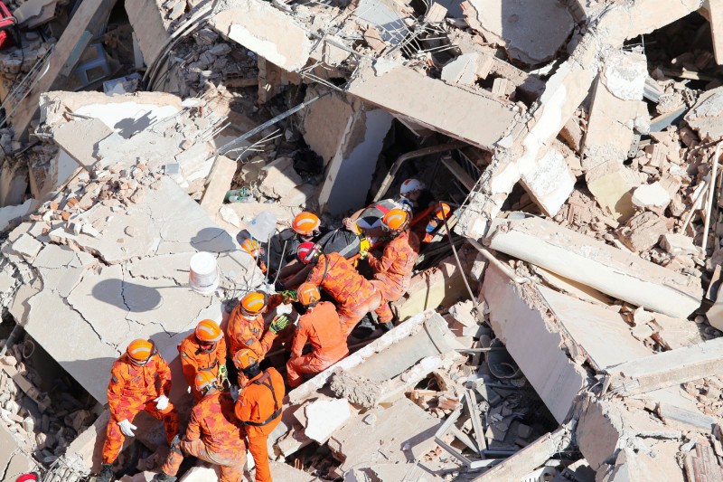 巴西福塔雷薩一棟7層樓高的大樓倒塌，目前造成3人死亡、7人失蹤。（路透）