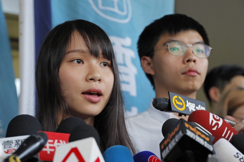 香港眾志成員周庭（左）2018年參加立法會港島區補選時，因為香港眾志提倡「民主自決」而被取消參選資格，周庭不服向高等法院提出申訴，法官今宣判周庭勝訴。（美聯社）