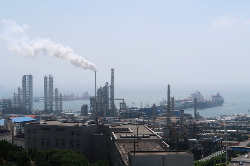中國石油天然氣集團（China National Petroleum Corp，CNPC）在秘魯開發近海石油，當地民眾要求保證年輕人就業機會卻談判破裂，氣得焚燒與CNPC相關的建築物。圖為中國石油天然氣集團在大連的廠區。（路透）