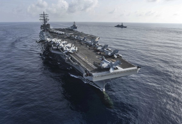 專家表示，美方派航艦通過台海，中國也不一定敢開戰。圖為美國航空母艦雷根號。（美聯社）

