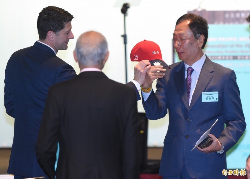 鴻海董事長郭台銘(右)今日出席「2019印太安全對話 」開幕典禮,向美國聯邦眾議院前議長萊恩(左)秀出國旗帽。(記者廖振輝攝)
鴻海董事長郭台銘(右)今日出席「2019印太安全對話 」開幕典禮,向美國聯邦眾議院前議長萊恩(左)秀出國旗帽。(記者廖振輝攝)