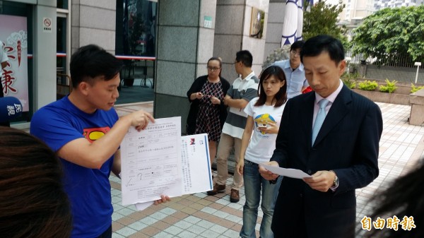 因為不滿國民黨主席洪秀柱臉書貼文質疑接受中華台北名稱,「台灣聯合國協進會WHO宣達團」發言人沈志霖到國民黨中央黨部抗議,並邀洪秀柱加入該會一起為台灣主權打拼,國民黨文傳會主委周志偉出面了解。(記者施曉光攝) 因為不滿國民黨主席洪秀柱臉書貼文質疑接受中華台北名稱,「台灣聯合國協進會WHO宣達團」發言人沈志霖到國民黨中央黨部抗議,並邀洪秀柱加入該會一起為台灣主權打拼,國民黨文傳會主委周志偉出面了解。(記者施曉光攝)