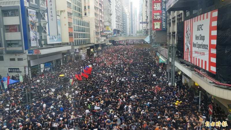 香港16日再度舉辦反送中大遊行，主辦單位民陣晚間11點宣布，遊行總人數200萬+1人。（記者簡惠茹攝）