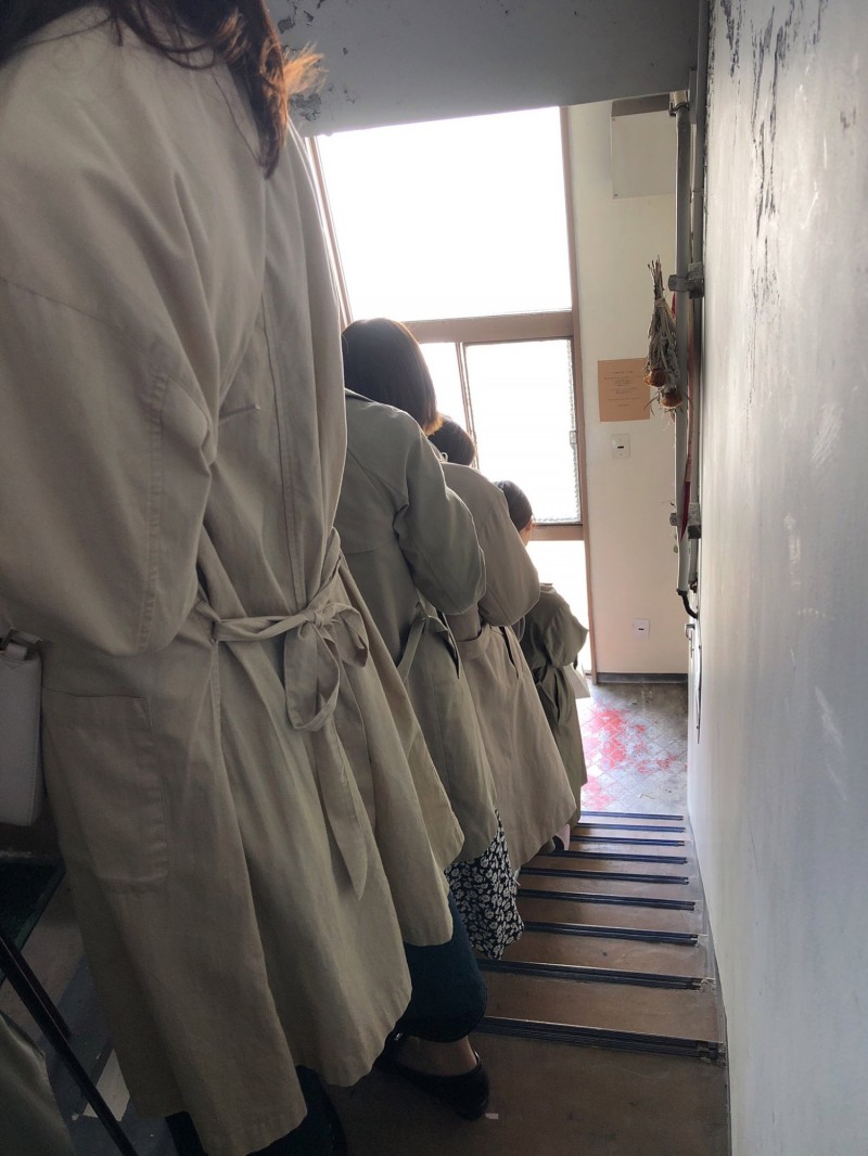 仙台某間有名的咖啡廳前，排滿穿著米色風衣的女性，場面相當驚人。（圖擷取自kagshuntravel＠Twitter）