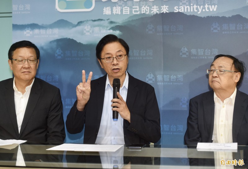 外交部今天宣布與吉里巴斯斷交,韓國瑜國政顧問團總召集人張善政(中)與外交小組顧問陳一新(右)、前駐紐西蘭大使介文汲(左)召開記者會批評說,蔡總統3年多來的表現,證明她是一個「斷交總統」,要求蔡英文總統應該為外交休克道歉,外交部長吳釗燮下台負責。 (記者簡榮豐攝) 外交部今天宣布與吉里巴斯斷交,韓國瑜國政顧問團總召集人張善政(中)與外交小組顧問陳一新(右)、前駐紐西蘭大使介文汲(左)召開記者會批評說,蔡總統3年多來的表現,證明她是一個「斷交總統」,要求蔡英文總統應該為外交休克道歉,外交部長吳釗燮下台負責。 (記者簡榮豐攝)