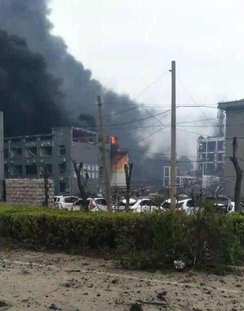 爆炸現場一片狼藉。（圖擷自微博）