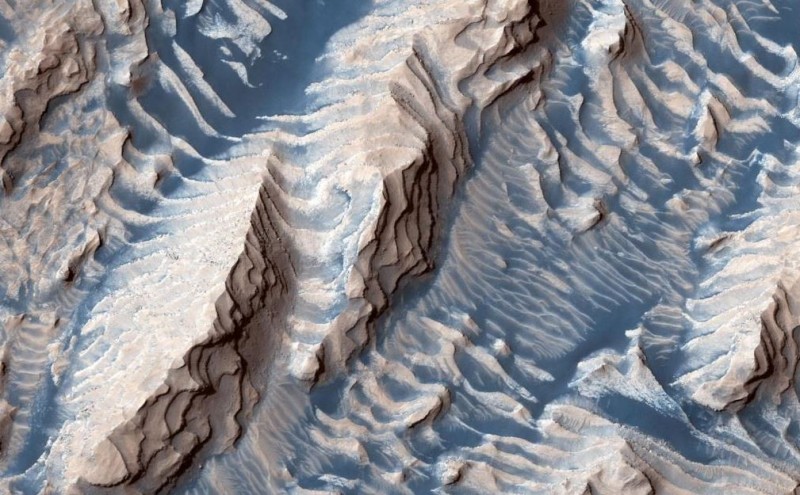 NASA火星偵察軌道衛星，在丹尼爾森隕石坑（Danielson Crater）拍攝到藍色沙子散布在山脊上。（圖擷自NASA推特）