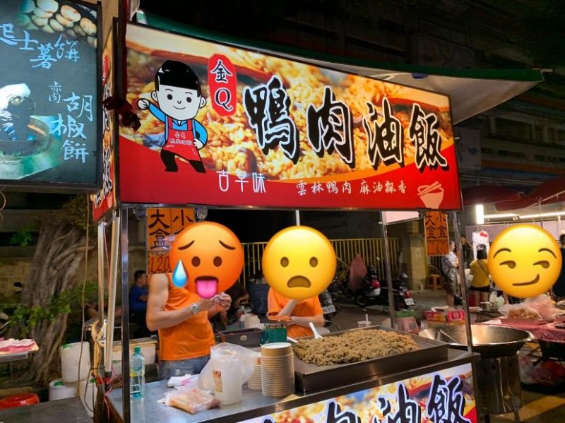 日前有網友發現，一家貼有Q版韓國瑜的攤商，竟然把光頭給塗黑，照片曝光引發網友熱議。（圖擷取自臉書社團「公民割草行動」）