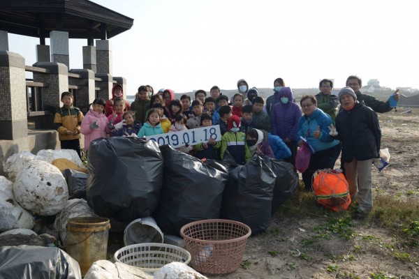 滿灘隨東北季風漂來的海洋垃圾，由30多位合橫國小師生的雙手撿拾。（圖擷取自合橫國小臉書）