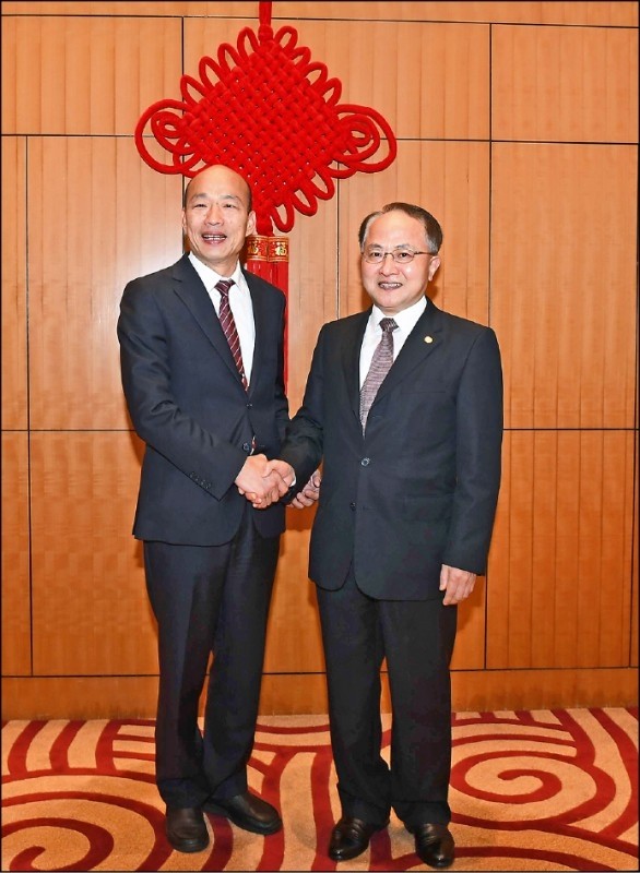 高雄市長韓國瑜訪問香港時，與中聯辦主任王志民（右）見面。 （圖取自中聯辦官網）