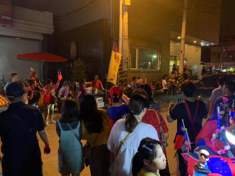 屏東國慶煙火10日晚間在高屏溪畔施放,高雄市政府也舉辦「舊鐵橋草地音樂會」來「隔岸觀火」,號稱湧進13萬人次。但有高雄網友抱怨,去看個煙火卻到處都看到市長韓國瑜的人頭(看板)與韓粉車隊,讓他直呼真的「很想吐口水」。(圖擷取自臉書社團「公民割草行動」) 屏東國慶煙火10日晚間在高屏溪畔施放,高雄市政府也舉辦「舊鐵橋草地音樂會」來「隔岸觀火」,號稱湧進13萬人次。但有高雄網友抱怨,去看個煙火卻到處都看到市長韓國瑜的人頭(看板)與韓粉車隊,讓他直呼真的「很想吐口水」。(圖擷取自臉書社團「公民割草行動」)