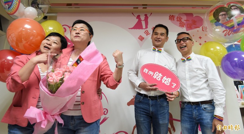 保障同性婚姻的司法院釋字第748號解釋施行法今天上路,律師許秀雯(左二)與台灣伴侶權益推動聯盟常務理事長簡至潔(左一)還有同志伴侶Alex(右一)與Joe(右二)都選在第一天到台北中正區戶政事務所辦理結婚登記。(記者劉信德攝) 保障同性婚姻的司法院釋字第748號解釋施行法今天上路,律師許秀雯(左二)與台灣伴侶權益推動聯盟常務理事長簡至潔(左一)還有同志伴侶Alex(右一)與Joe(右二)都選在第一天到台北中正區戶政事務所辦理結婚登記。(記者劉信德攝)