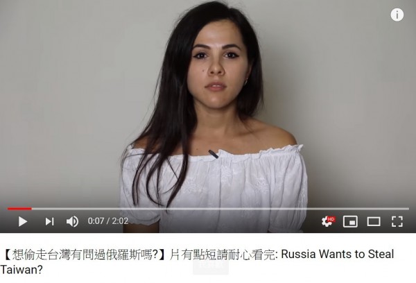 俄羅斯正妹不但在影片中大讚台灣的民主素養，還聲稱「如果可以，俄羅斯也想要偷走台灣」。（圖擷取自YouTube頻道「Stopkiddinstudio」）