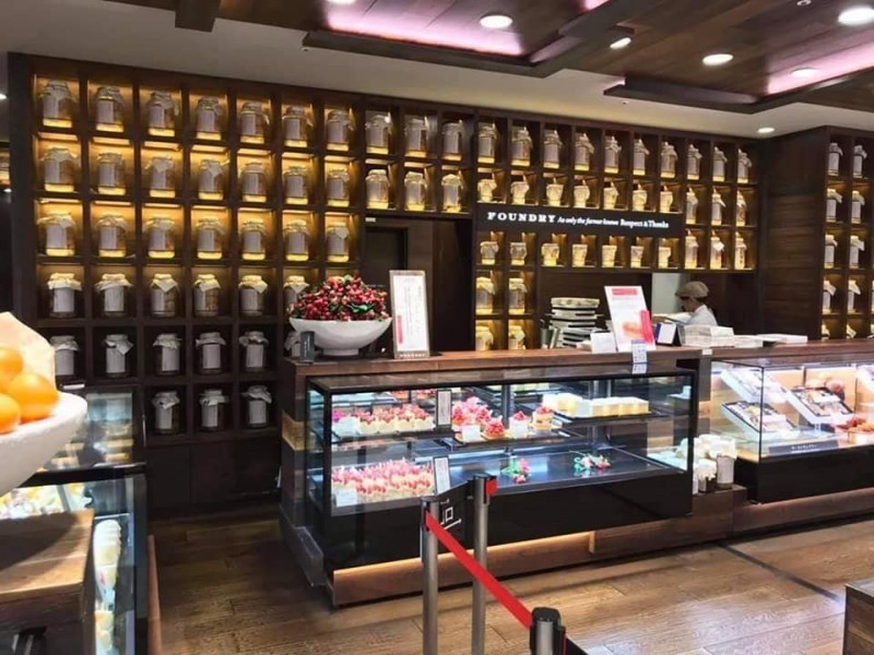從事殯葬業的原PO，一看到朋友從日本傳來的甜點店照片，頓時職業病發作。（圖擷取自臉書社團「爆廢公社」）