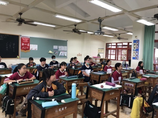 「均一平台」表示，已與宜蘭縣教育處合作，並首創自動化整合，省去教師每週耗時的備課時間。圖為宜蘭縣壯圍國中上課情形。（資料照，壯圍國中提供）