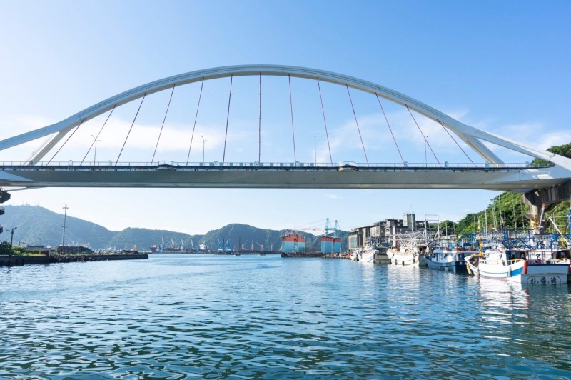 根據蘇澳觀光旅遊網介紹，這座是在1999年興建完成的跨港大橋，不只是景觀橋，更是將南方澳環狀路線串起的重要地標。（民眾提供）