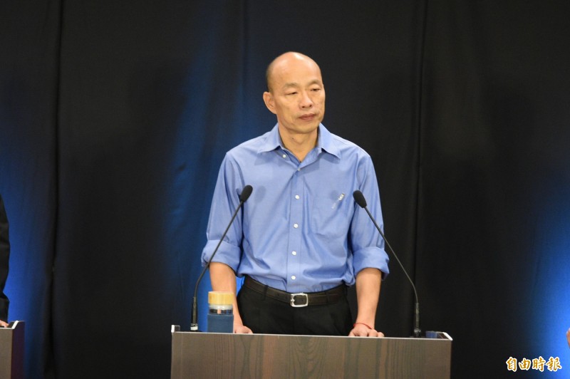 韓國瑜今晚參加國民黨總統初選首場國政願景政見發表會,會中他喊出「以憲政為基本」、「以民意為依歸」、「以和平為前提」、「以經濟為優先」的4大主張,並強調當選後將儘速與中國大陸簽訂貨貿(海峽兩岸貨品貿易協議)。(記者張忠義攝) 韓國瑜今晚參加國民黨總統初選首場國政願景政見發表會,會中他喊出「以憲政為基本」、「以民意為依歸」、「以和平為前提」、「以經濟為優先」的4大主張,並強調當選後將儘速與中國大陸簽訂貨貿(海峽兩岸貨品貿易協議)。(記者張忠義攝)