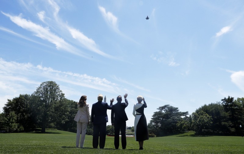 日前美國總統川普夫婦與波蘭總統杜達夫婦4人一同在白宮大草坪上觀賞F-35戰機演出。（歐新社）