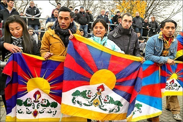 布拉格8日起高掛西藏流亡政府旗幟，表態力挺藏獨人士，圖為西藏「雪山獅子旗」。（歐新社檔案照）