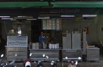 「20元大飯店」開業40年,老闆堅持照顧附近勞工、學生和老人的初衷,不在乎賺得少,只要能維持生活就好,接棒的兒子同樣傳承父親的精神,持續提供佛心價,不只溫飽了顧客的肚子,更溫暖了人心。(圖擷取自Google地圖) 「20元大飯店」開業40年,老闆堅持照顧附近勞工、學生和老人的初衷,不在乎賺得少,只要能維持生活就好,接棒的兒子同樣傳承父親的精神,持續提供佛心價,不只溫飽了顧客的肚子,更溫暖了人心。(圖擷取自Google地圖)