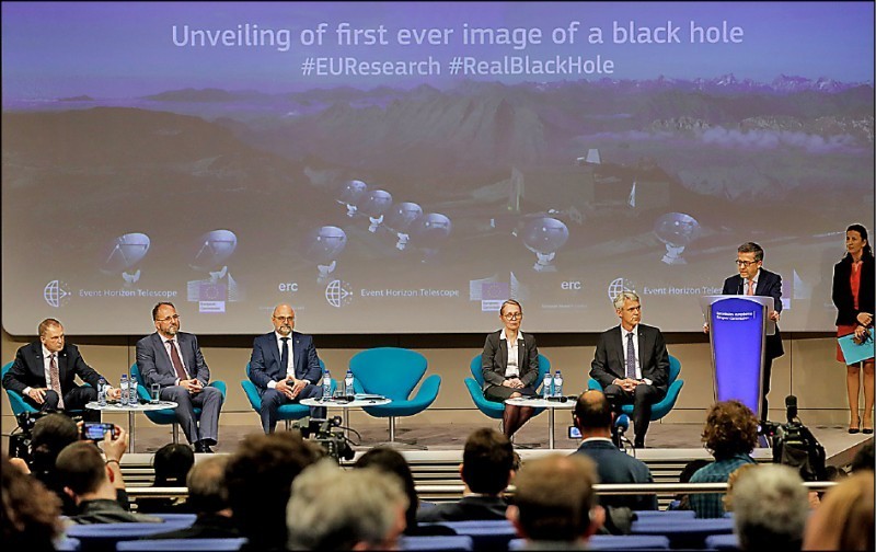 10日也在比利時發表的首張黑洞影像的記者會，背景是捕捉黑洞影像的功臣：結合多國的毫米或次毫米波陣列望遠鏡所形成的大型虛擬望遠鏡。（歐新社）
