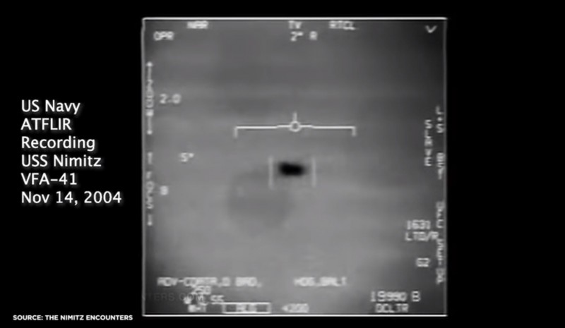 網路上流傳2004年11月4日美軍飛行員所攝的不明飛行物影片，美國海軍首度承認影片為真。（圖擷自YouTube）