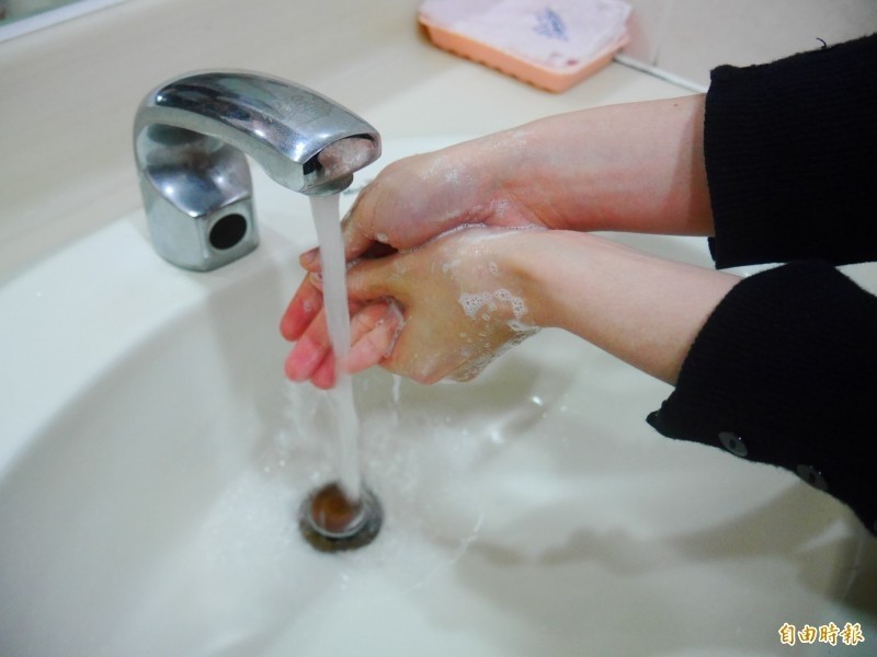 目前腸病毒在治療方面沒有特效藥，醫師呼籲大家養成勤洗手習慣。（資料照）