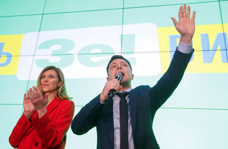 烏克蘭總統大選由喜劇演員澤倫斯基(Volodymyr Zelenskiy,右)勝出,原本期望能讓腐敗的政界面目一新,但他的妻子歐琳娜(Olena,左)竟被爆出以低於市場半價的金額買下豪華公寓。(路透) 烏克蘭總統大選由喜劇演員澤倫斯基(Volodymyr Zelenskiy,右)勝出,原本期望能讓腐敗的政界面目一新,但他的妻子歐琳娜(Olena,左)竟被爆出以低於市場半價的金額買下豪華公寓。(路透)