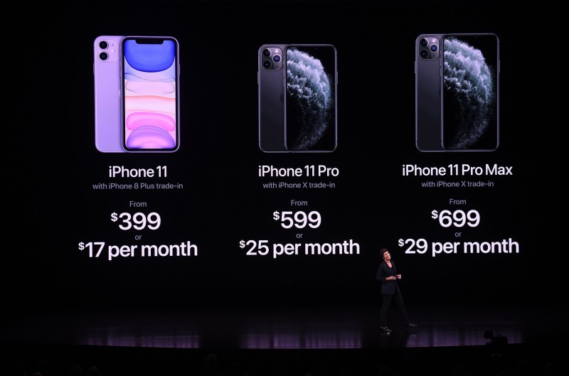 蘋果公司(Apple)今天發表3款最新一代iPhone手機,分別為iPhone 11、iPhone 11 Pro 和 iPhone 11 Pro Max,雖然升級幅度不大,但售價比起上一代更為便宜,是今年發表會的一大亮點。(法新社) 蘋果公司(Apple)今天發表3款最新一代iPhone手機,分別為iPhone 11、iPhone 11 Pro 和 iPhone 11 Pro Max,雖然升級幅度不大,但售價比起上一代更為便宜,是今年發表會的一大亮點。(法新社)