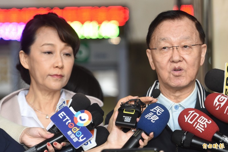 今(19)日台北市前市議員李新女友郭新政(左)為資深主播盛竹如(右)抱屈,憤怒道:「他們揪了8個人!要讓年邁的盛先生跑法院跑死!這是什麼社會啊?」並「堅持做對的事,下架不適任政客、下架黃昭順」。(資料照) 今(19)日台北市前市議員李新女友郭新政(左)為資深主播盛竹如(右)抱屈,憤怒道:「他們揪了8個人!要讓年邁的盛先生跑法院跑死!這是什麼社會啊?」並「堅持做對的事,下架不適任政客、下架黃昭順」。(資料照)