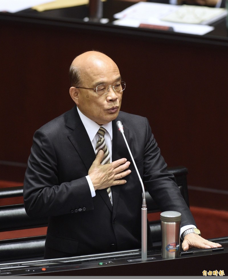 行政院長蘇貞昌5日在立法院答詢時強調,民進黨對非核家園的立場始終不變,朱立倫過去說沒有核安就沒有核四,現在卻說要重啟核四,封存核四的還是馬英九,因此變來變去的是馬英九和朱立倫,「我,始終不變」。(記者羅沛德攝) 行政院長蘇貞昌5日在立法院答詢時強調,民進黨對非核家園的立場始終不變,朱立倫過去說沒有核安就沒有核四,現在卻說要重啟核四,封存核四的還是馬英九,因此變來變去的是馬英九和朱立倫,「我,始終不變」。(記者羅沛德攝)