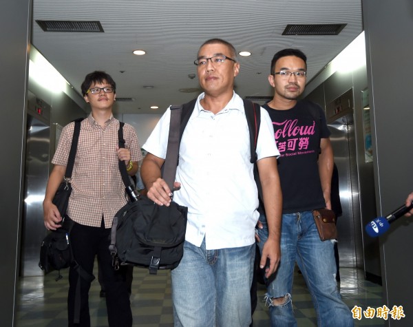 針對反黑箱課綱學生進入教育部,警方逮捕採訪記者,台北市政府組成「0723專案小組」,29日舉行會議,邀請當事人本報攝影記者廖振輝(中)、苦勞網記者宋小海(右)、獨立記者林雨佑(左)出席說明。(資料照,記者方賓照攝) 針對反黑箱課綱學生進入教育部,警方逮捕採訪記者,台北市政府組成「0723專案小組」,29日舉行會議,邀請當事人本報攝影記者廖振輝(中)、苦勞網記者宋小海(右)、獨立記者林雨佑(左)出席說明。(資料照,記者方賓照攝)