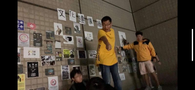 文化大學昨（24）深夜有中國學生撕毀連儂牆、出言辱罵在場支持香港反送中運動的學生。（何泳彤提供）