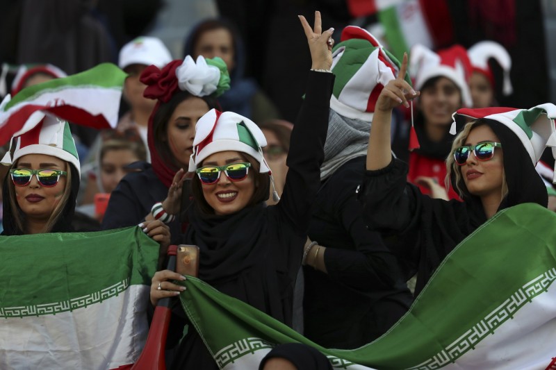 伊朗當局開放3000張門票，讓女性進入擁有7.8萬個座位的阿薩迪體育場觀看10日的賽事。（美聯社）