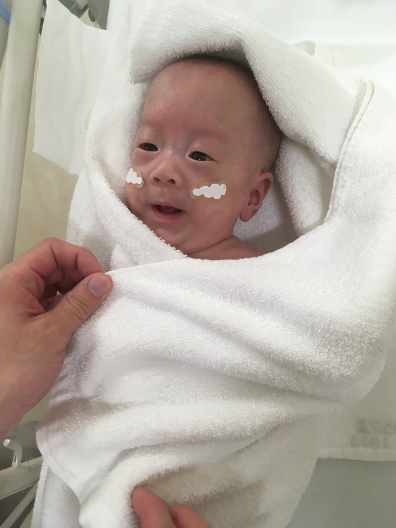 世界最小男嬰於日本東京慶應義塾大學醫院出生時，體重只有268公克，治療5個月後終於順利出院，照片也隨之曝光。（路透）