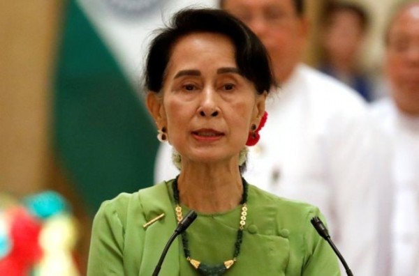 爭取緬甸的民主與人權而榮獲諾貝爾和平獎的翁山蘇姬(Aung San Suu Kyi),其作為緬甸政府的元首,外界對她寄予重望,為羅興亞難民做點什麼,然而翁山蘇姬卻讓人失望!緬甸政府認定挑起事端的是羅興亞人,並稱羅興亞救世軍是極端主義、恐怖組織,讓恐怖主義與其掛勾。(路透社) 爭取緬甸的民主與人權而榮獲諾貝爾和平獎的翁山蘇姬(Aung San Suu Kyi),其作為緬甸政府的元首,外界對她寄予重望,為羅興亞難民做點什麼,然而翁山蘇姬卻讓人失望!緬甸政府認定挑起事端的是羅興亞人,並稱羅興亞救世軍是極端主義、恐怖組織,讓恐怖主義與其掛勾。(路透社)
