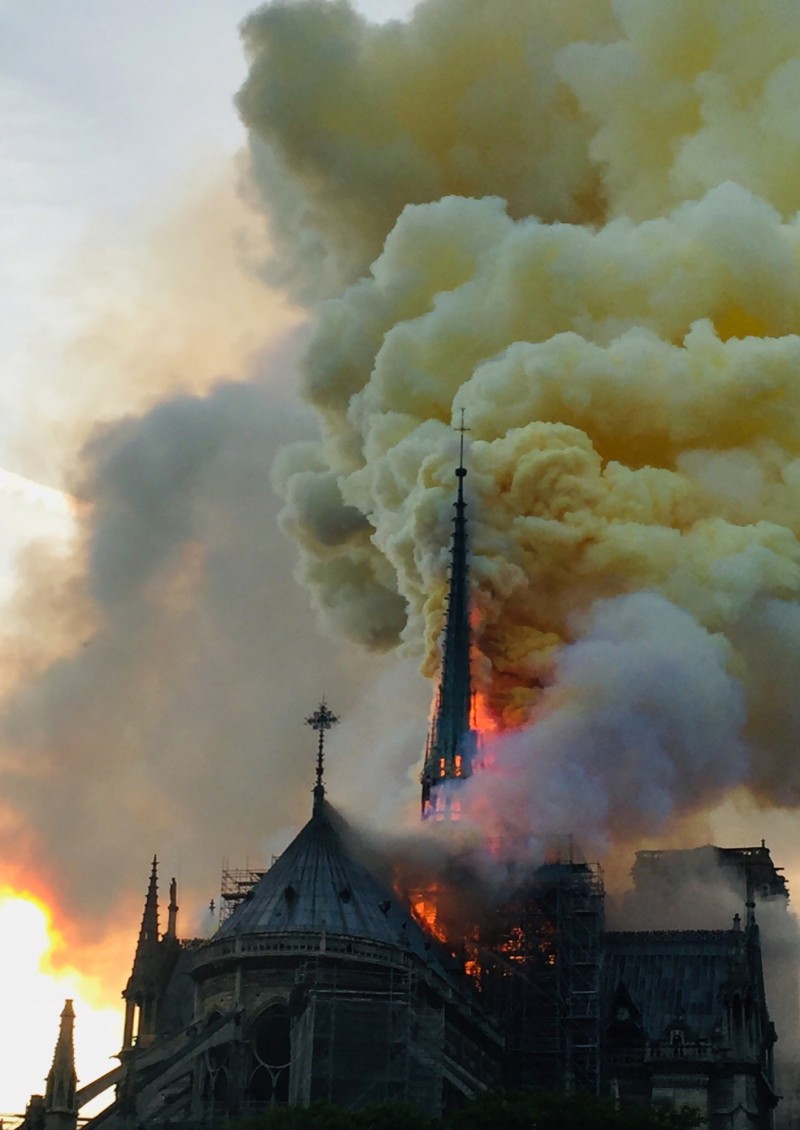 有850年歷史的法國巴黎聖母院15日遭遇大火，整棟建築陷入火海之中，包含尖塔及斜頂部分被烈焰所吞噬。（法新社）