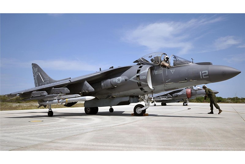 美國海軍陸戰隊1架AV-8B「海獵鷹」攻擊機21日在北卡羅萊納州墜毀,飛行員成功彈射逃生,已經送往當地醫院治療,事故未造成地面民眾傷亡或財產損失。(圖擷取自美國海軍陸戰隊網站) 美國海軍陸戰隊1架AV-8B「海獵鷹」攻擊機21日在北卡羅萊納州墜毀,飛行員成功彈射逃生,已經送往當地醫院治療,事故未造成地面民眾傷亡或財產損失。(圖擷取自美國海軍陸戰隊網站)