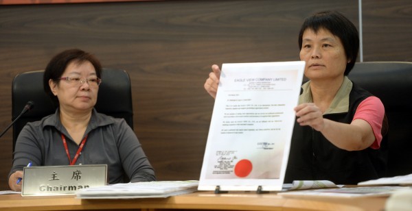 針對強冠公司自香港輸入豬油一案,食藥署北區管理中心主任馮潤蘭(右)表示,輸入散裝或150公斤以上桶裝油脂應檢附輸出國衛生主管機關核發之可供人食用衛生證明,或經我駐外機構確認之國外立案公證公司所出具之公證報告。(記者林正堃攝) 針對強冠公司自香港輸入豬油一案,食藥署北區管理中心主任馮潤蘭(右)表示,輸入散裝或150公斤以上桶裝油脂應檢附輸出國衛生主管機關核發之可供人食用衛生證明,或經我駐外機構確認之國外立案公證公司所出具之公證報告。(記者林正堃攝)