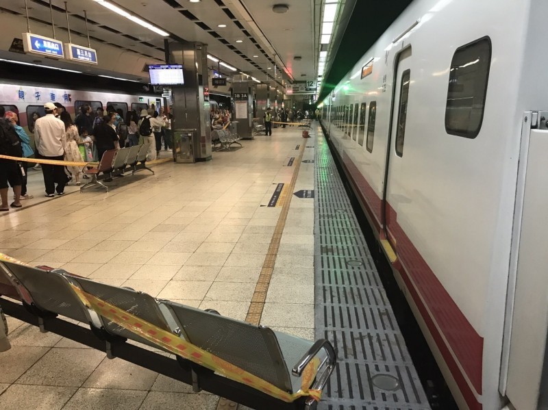 台北車站第三月台傳出男子跳軌被普悠瑪列車撞擊身亡,遺體卡在車底,警方封鎖現場。(記者王冠仁翻攝) 台北車站第三月台傳出男子跳軌被普悠瑪列車撞擊身亡,遺體卡在車底,警方封鎖現場。(記者王冠仁翻攝)