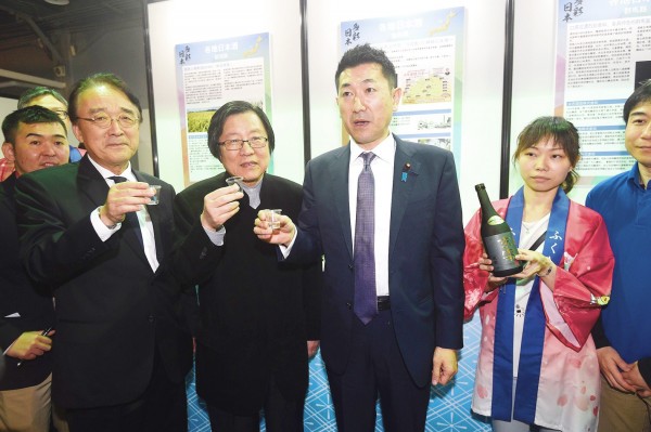 Japan-Taiwan Exchange Association Representative Mikio Numata, left, Taiwan’s Association of East Asian Relations President Chiou I-jen, second left, and Japanese Deputy Minister of Internal Affairs and Communications Jiro Akama, third left, yesterday share a toast at the opening of a fair organized by the Japan-Taiwan Exchange Association held at Huashan 1914 Creative Park in Taipei.
Warning: Excessive consumption of alcohol can damage your health.
Photo: George Tsorng, Taipei Times
Japan-Taiwan Exchange Association Representative Mikio Numata, left, Taiwan’s Association of East Asian Relations President Chiou I-jen, second left, and Japanese Deputy Minister of Internal Affairs and Communications Jiro Akama, third left, yesterday share a toast at the opening of a fair organized by the Japan-Taiwan Exchange Association held at Huashan 1914 Creative Park in Taipei.
Warning: Excessive consumption of alcohol can damage your health.
Photo: George Tsorng, Taipei Times