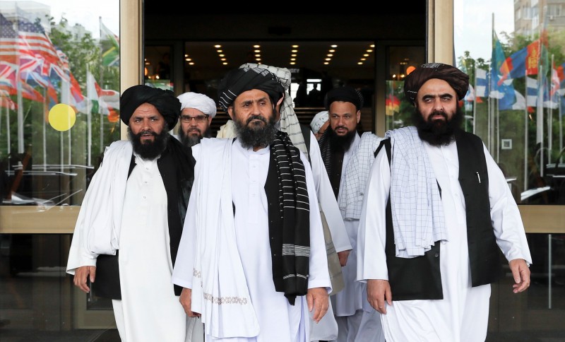 激進組織塔利班代表團由首席談判代表阿胡恩（Mullah Baradar Akhund）（中）領銜，今日與阿富汗數名資深官員所組代表團，在莫斯科展開和平協商。（路透）