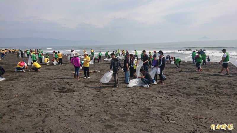 高雄市長韓國瑜陣營今日原本想在黃金海岸淨灘，不料有群不明人士在昨日已經垃圾全清空。圖為示意圖，非新聞當事人。（資料照）