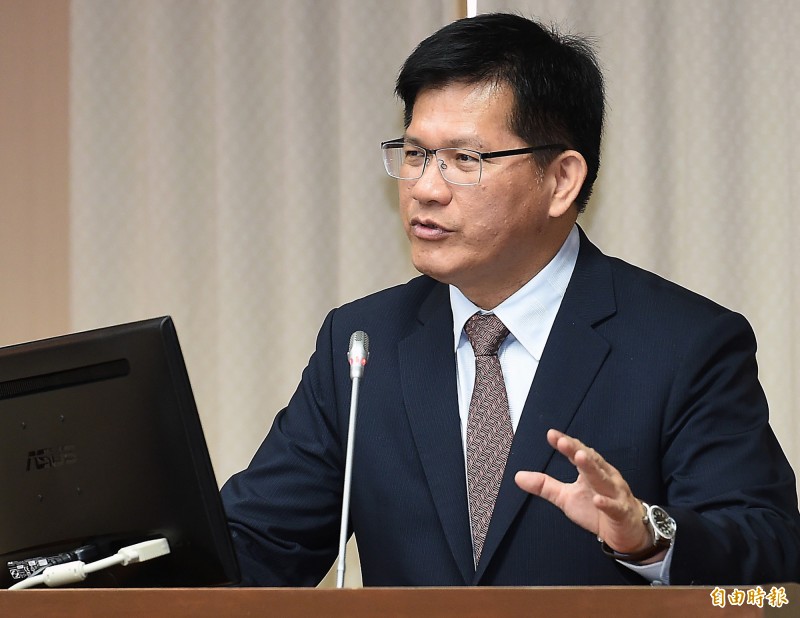 交通部長林佳龍今天明確表示,基於人本交通,大眾運輸應屬於「行的人權」,包括客運與台鐵,交通部將研議以補貼代替漲價。(資料照) 交通部長林佳龍今天明確表示,基於人本交通,大眾運輸應屬於「行的人權」,包括客運與台鐵,交通部將研議以補貼代替漲價。(資料照)