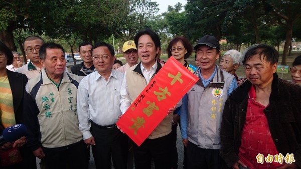 台南市長賴清德(中)拿著今年台南市政府春聯「十方富貴」亮相。(資料照)