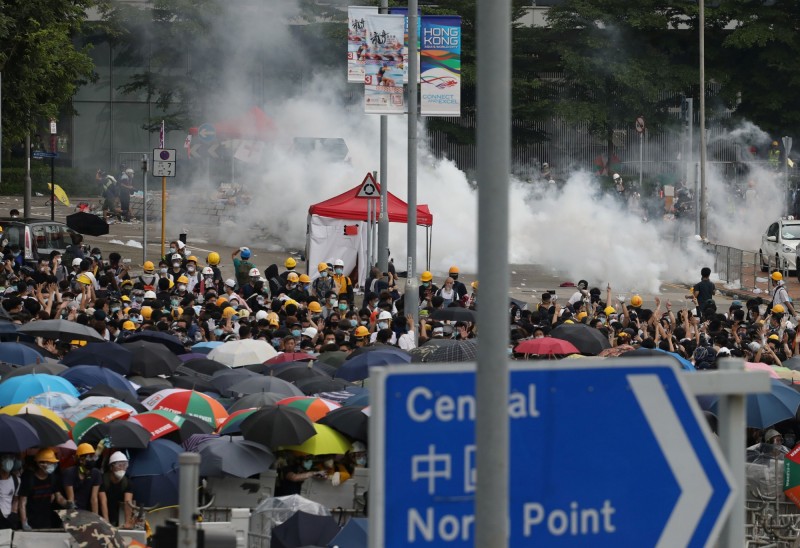 香港警方對抗議民眾發射催淚瓦斯壓制。（路透）