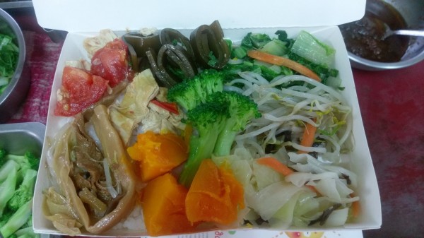 有自稱在賣素食的網友於臉書貼出一張圖指出,有9道菜的便當要價只要60塊,但依然無法滿足部分「奧客」,讓他大嘆,「真的不懂為什麼他們臉皮可以這麼厚」。(圖擷自「靠北奧客」臉書)