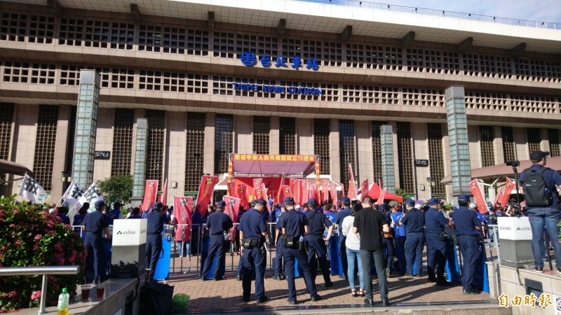 中共十一國慶，統促黨昨日於台北車站非法集會，警方出動大批警力包圍戒備。（記者陳鈺馥攝）