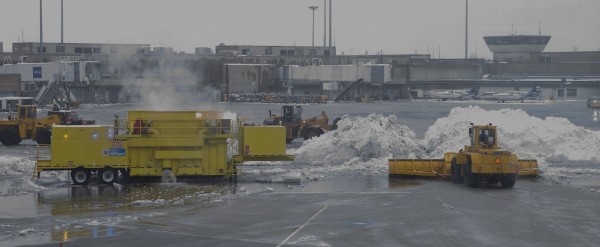 美東暴風雪，今天約有2千航班停飛，圖為波士頓洛根機場（Logan Airport）。（歐新社）